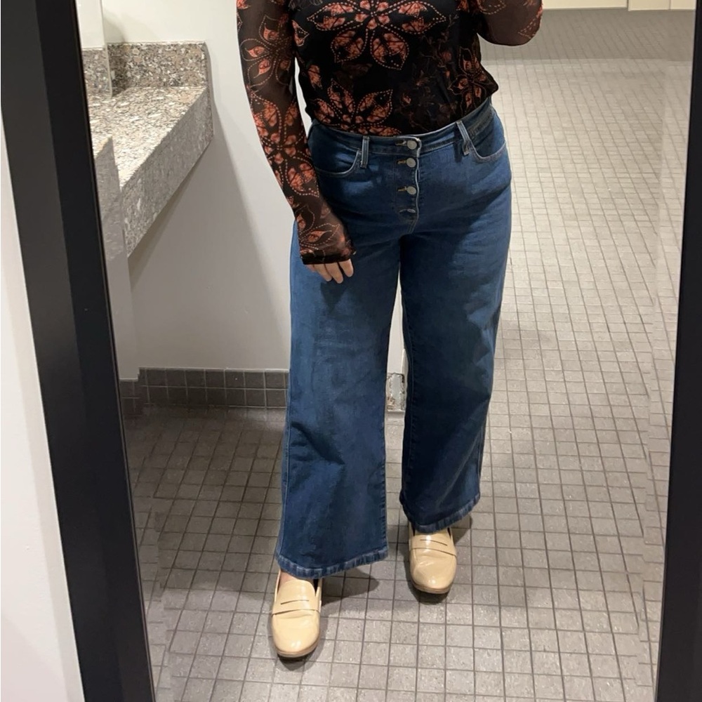 Large Button High-Waisted Jeans